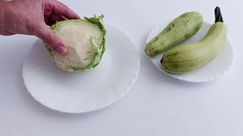 Cabbage in Hand, Zucchini in Sight: Fresh Pairings Await Vídeos de archivo 312545378