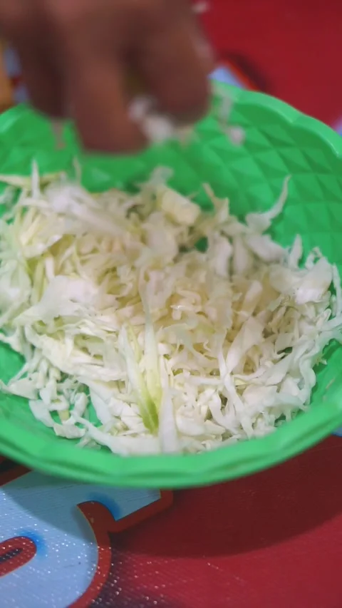 Cabbage that has been sliced ​​with a kitchen knife by a man's hand Video stock 289634942