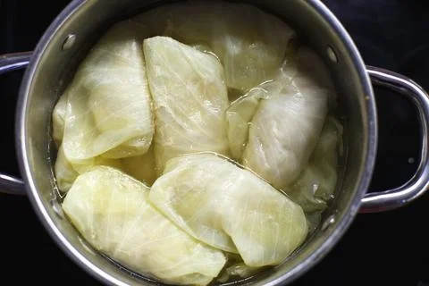 Cabbage rolls are cooked in the pot on the stove. A large saucepan with stuff Fotos Stock