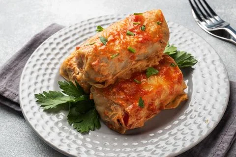 Cabbage rolls with beef, rice and vegetables on the plate. Stuffed cabbage .. Foto stock