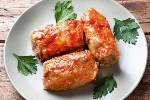 Cabbage rolls with beef, rice and vegetables on the plate. Stuffed cabbage .. Foto stock