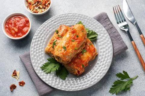 Cabbage rolls with beef, rice and vegetables on the plate. Stuffed cabbage .. Foto stock