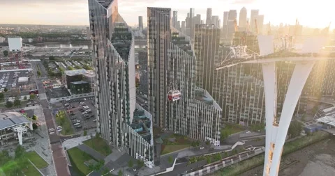 Cabin cableway over Thames river, public transport in city Vídeos de archivo 201847326