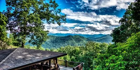 Cabin deck overlooking the Blue Ridge Mountains and lush forest North Carolin 스톡 사진