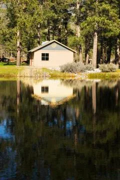 Cabin on a lake Stockfoto's