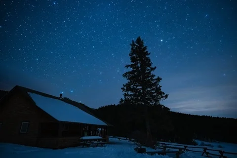 Cabin at night in the winter mountains 스톡 동영상 129986201