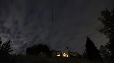 Cabin in woods cloudy Star Time Lapse  库存影片 8994252