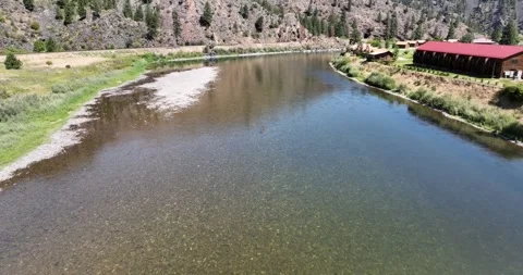 Cabins along a Clear Water River a Mountain Valley Aerial View Paradise Montana Vidéo 335706346