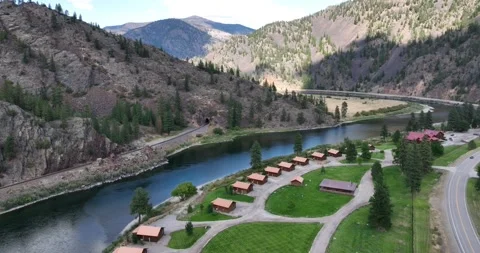Cabins along a River in a Mountain Valley Drone Aerial View Paradise Montana USA Vidéo 335706400