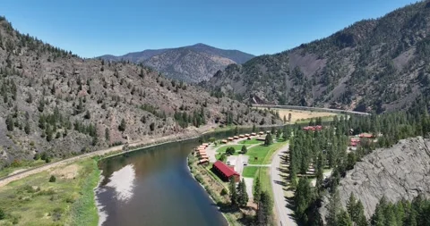 Cabins Along a River in the Mountains Drone Aerial View Paradise Montana USA Vidéo 335706284