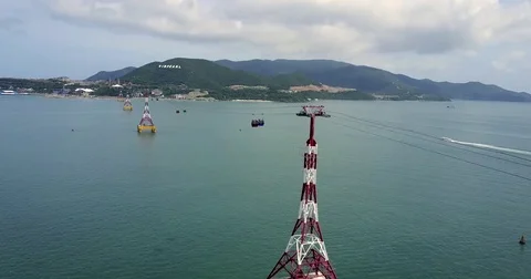 Cabins queued along the cable above a floating pylon base 库存影片 71655553