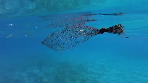 Cable from the anchor and the boat under water Stockbeeldmateriaal 80647984