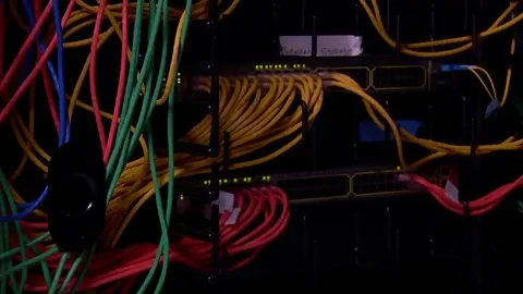 Cable and wiring links servers in a huge data center. Vidéo 74829497