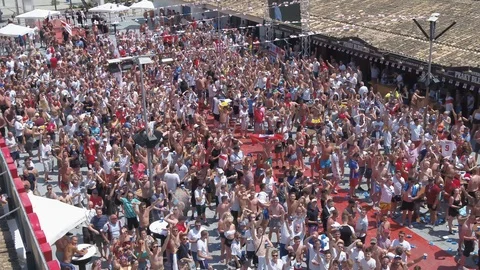 Cable Camera recording Thousands of England Fans Cheering at World Cup footba 스톡 동영상 100261505