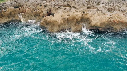 Cable camera view as ocean waves break on the rif Video stock 101484138