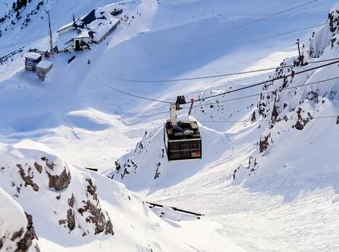 Cable car in alpine mountain Stock Photos
