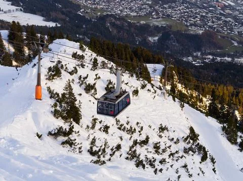 Cable car in alpine mountain Foto stock