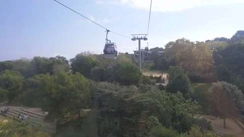 Cable car approaching a big pole to continue the ride on to the next destination Stockbeeldmateriaal 81546072