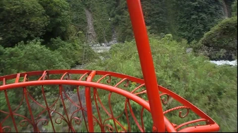 Cable car crossing a deep valley Vídeos de archivo 58859931