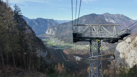 Cable car descent from the mountain Vídeo Stock 293045948