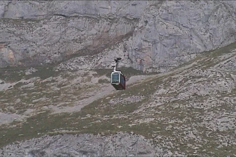 Cable car down the mountain Video stock 100970