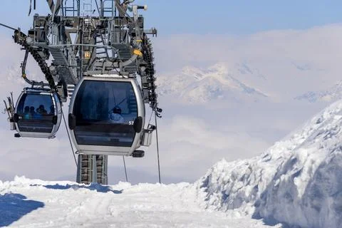 Cable car elevator move from top mountain down ski resort, cloud winter sno.. Foto stock