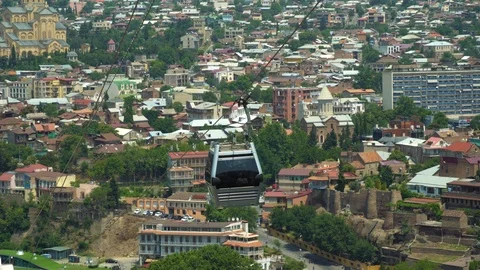Cable car, elevator transports people at height. Georgia, Tbilisi. Vídeos de archivo 112814721