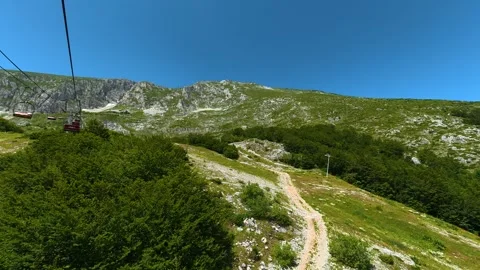 Cable car glides above green hills and rocky peaks. Savin Kuk peak, Montenegro 库存影片 342982264