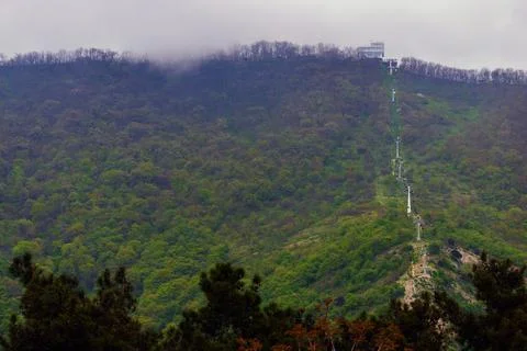 Cable car to go up mountains. The cable car runs down the side of these impre Stock-Fotos