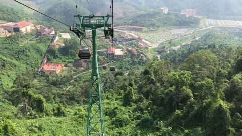 Cable car leaving the station on Ba Na hills Video stock 151404640