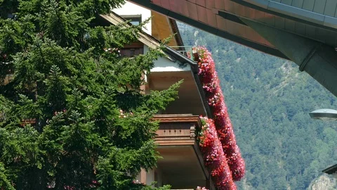 Cable car in motion next to a building. 스톡 동영상 86194713