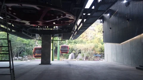 Cable car to the mountain top 스톡 동영상 125524773