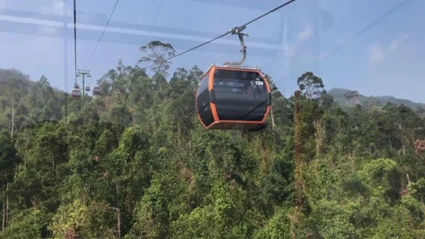 Cable car moving above green forest on Ba Na hills Video stock 151404498