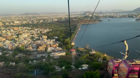 Cable car moving down towards the city of Udaipur Stockbeeldmateriaal 336067530