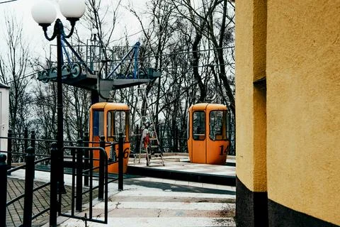 Cable car orange elevator move down seashore, autumn day in Svetlogorsk, Russ Foto stock