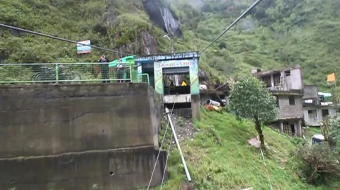 Cable car over a deep valley Vídeos de archivo 58859525