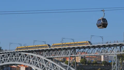 Cable car over the Douro river and Eiffel bridge, view from Vila Nova de Gaia Vídeos de archivo 108469583