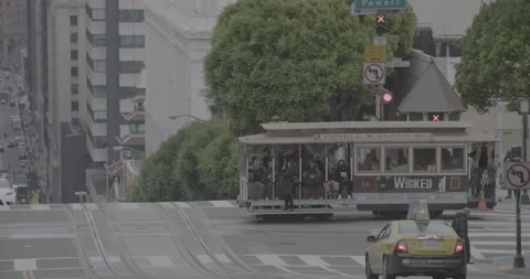 Cable Car Passing Through in Downtown San Francisco 스톡 동영상 131360707