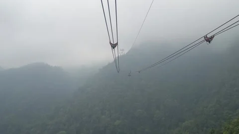 Cable Car Ride to the Mountain Peak, Crossing Dense Fog, so Mystical Vidéo 342536281