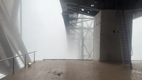 Cable Car Ride to the Mountain Peak, Crossing Dense Fog, so Mystical Vidéo 342536318