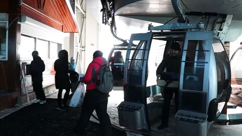 Cable car in a ski resort 스톡 동영상 166904807