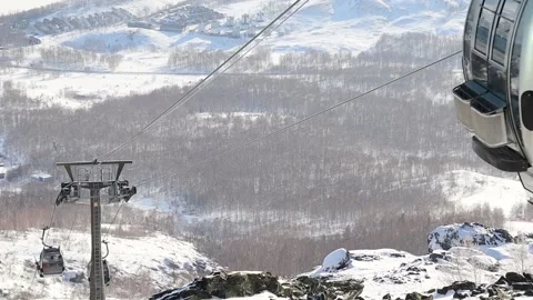 Cable car in a ski resort 스톡 동영상 166905395
