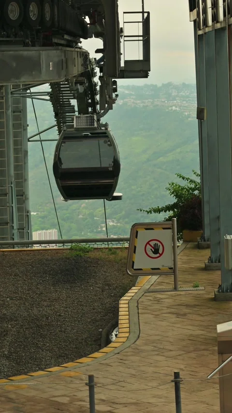 Cable car starting its journey down. 動画素材 330215243