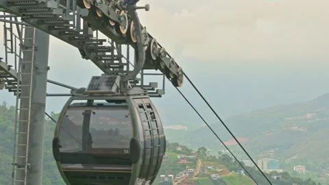 Cable car starting its journey down. 動画素材 330274379