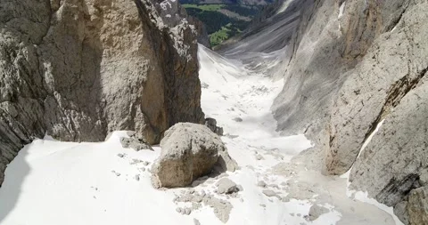 Cable Car Station on top of Forcella Sassolungo Video stock 132145085