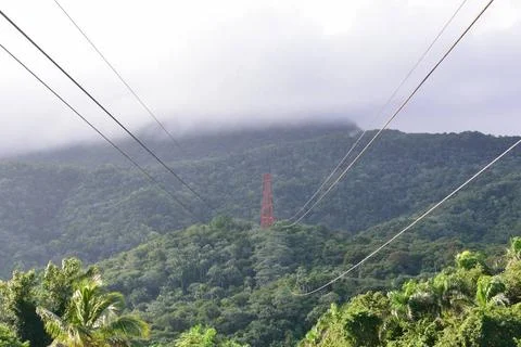 Cable car structure heading up to hills Cable car structure heading up to ... Foto stock