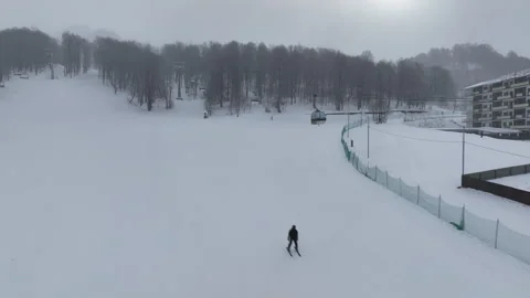 Cable car transporting tourists to the mountain peak over snowy ski trails Video stock 327589725