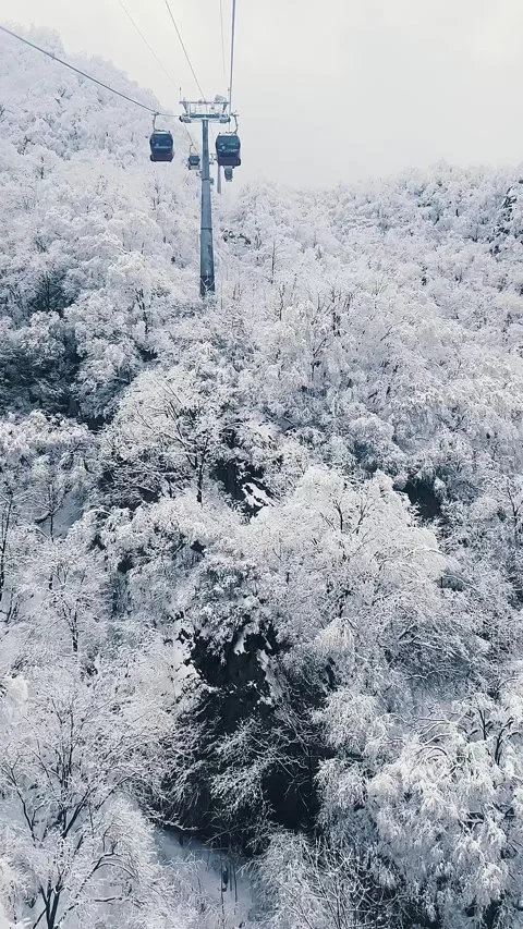 A cable car traversing through the rime, Henan, Luanchuan, and Laojunshan Stock Footage 267219436