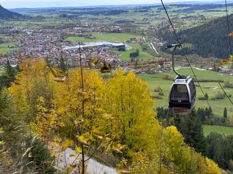  Cable car uphill on Breitenberg mountain with colorful trees in autumn on... Foto stock