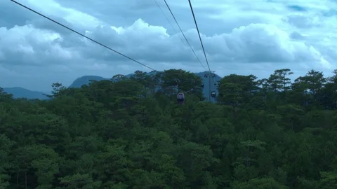 Cable car working, people inside the cabin, Dalat, Vietnam Vídeos de archivo 92959389